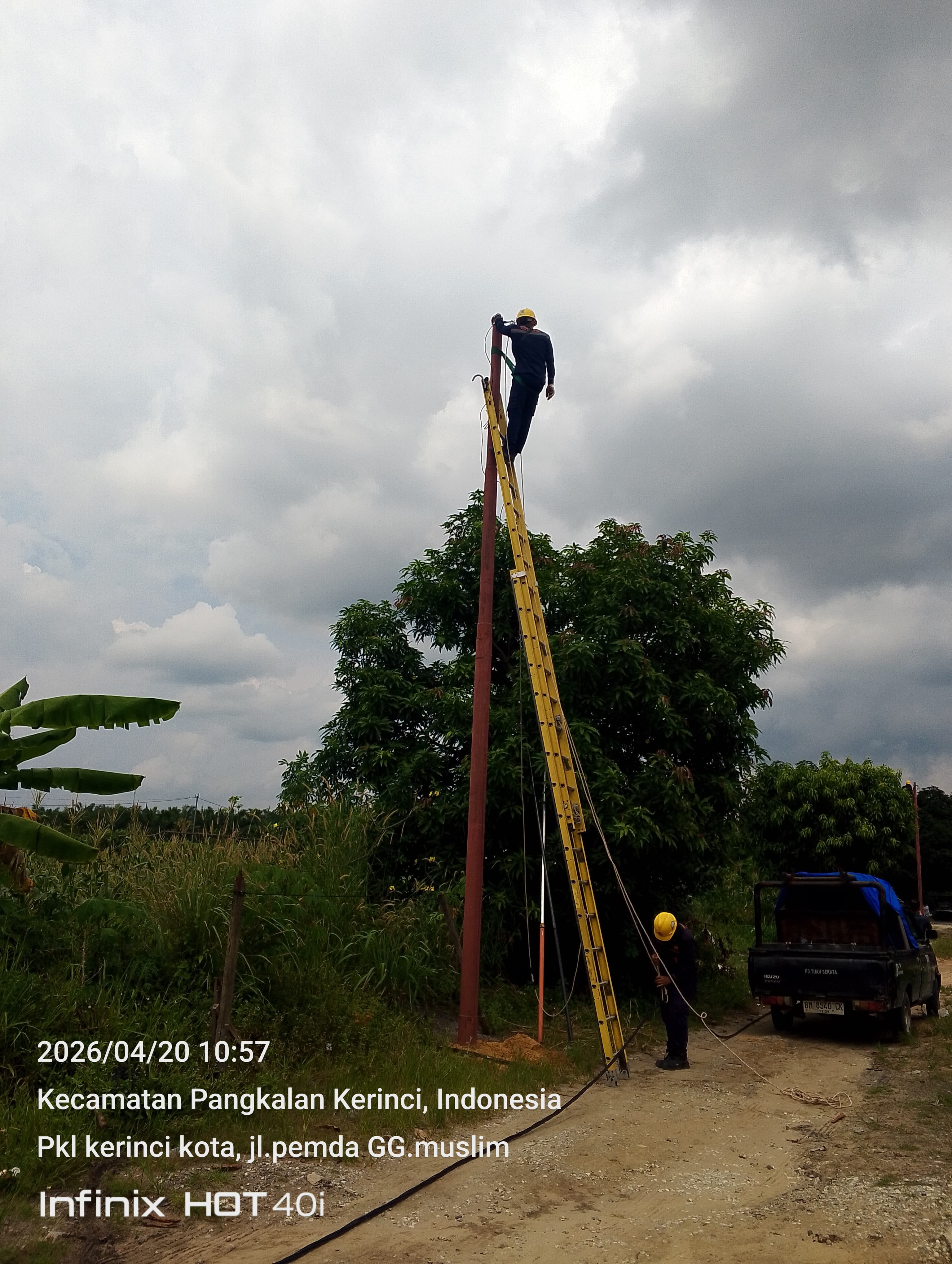 PENINGKATAN LAYANAN LISTRIK DI JALAN RAJA, PERUMDA TUAH SEKATA TAMBAH TIANG DAN STABILKAN TEGANGAN